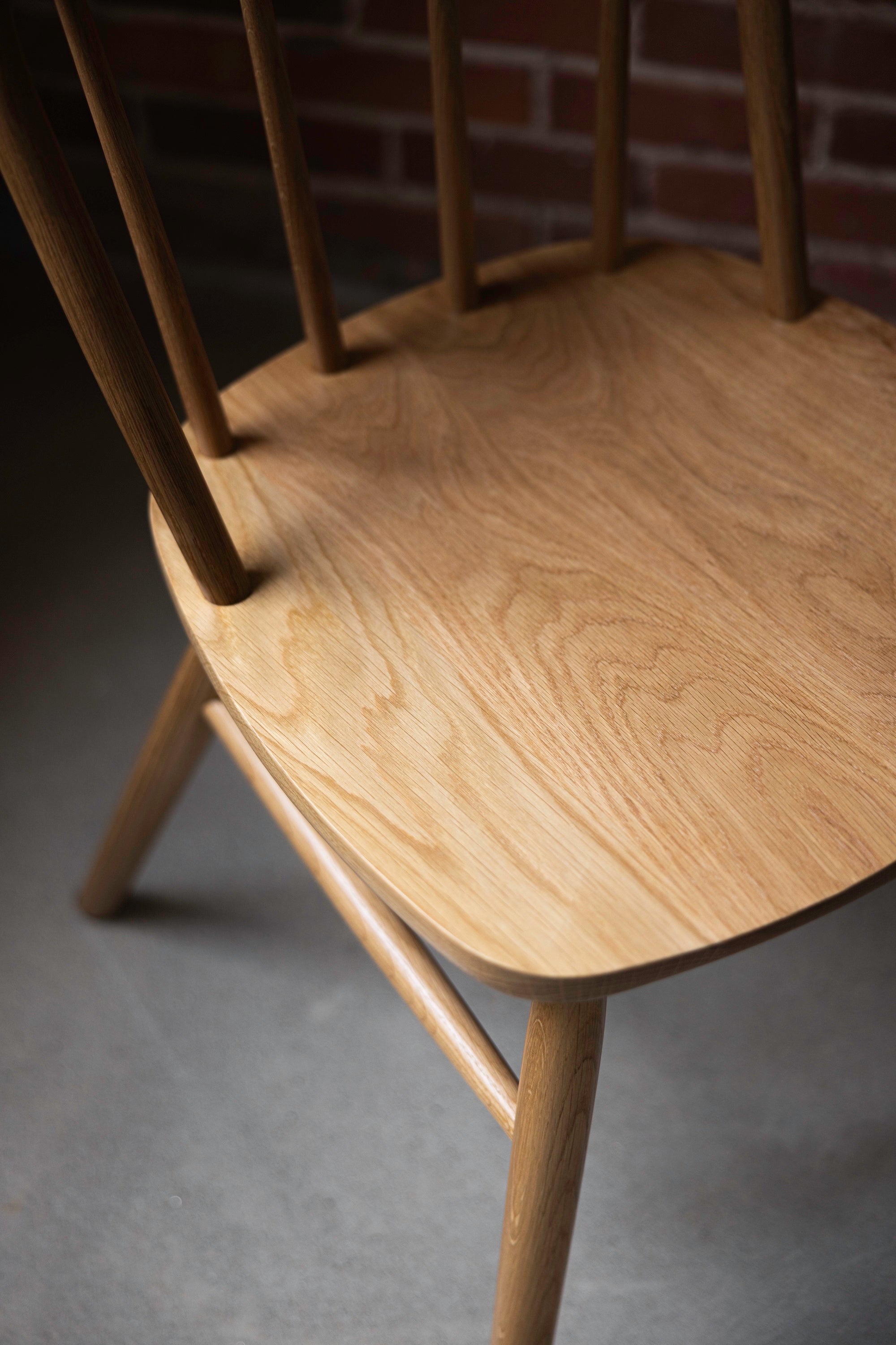 White oak grain pattern on the seat of the bowback Hudson Chair