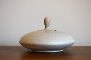 Ceramic UFO vase with lid in speckled white color